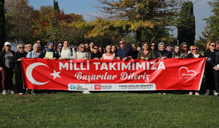 İzmitli kadınlar Milli Takıma destek pankartı açtı