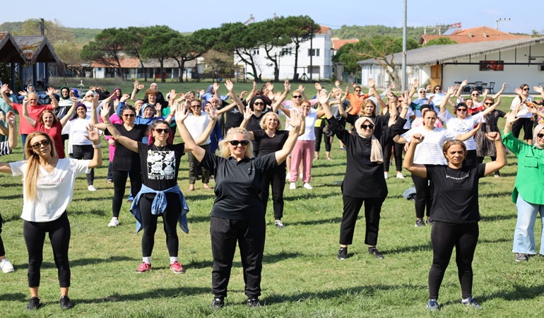 İzmitli kadınlar zumba etkinliği ile hem eğlendi hem spor yaptı 