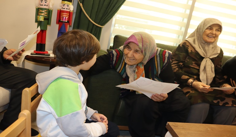 İzmitli minikler asırlık çınarların gönlünü fethetti!