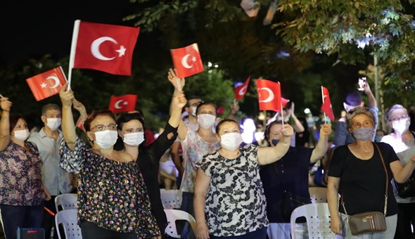 İzmitliler Düş Sokağında Zafer coşkusunda buluştu