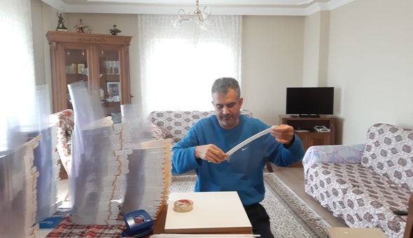 İzmitliler için siperli maske üretiyorlar