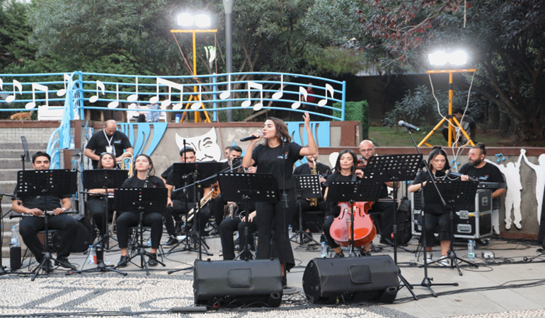 İzmitliler, İzmit Belediyesi Kent Orkestrası ile hafta sonunu coşkulu bir konserle karşıladı