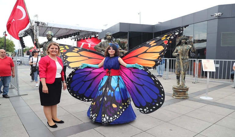İzmitliler Kurtuluş Kortejinde buluştu