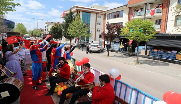 İzmitliler sokaktan gelen sesle coştu!