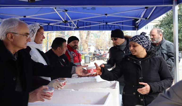 İzmitlilere helva dağıtıldı