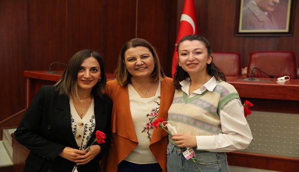 Kadın başkanın kadınlara 8 Mart izni gündeme oturdu
