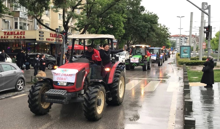 Kadın çiftçiler traktörleriyle konvoy yaptı 