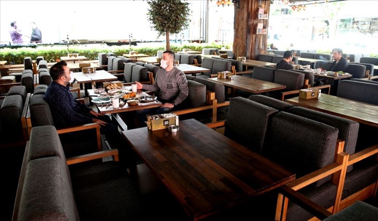Kafe ve restoranlarda oturmak bile paralı!