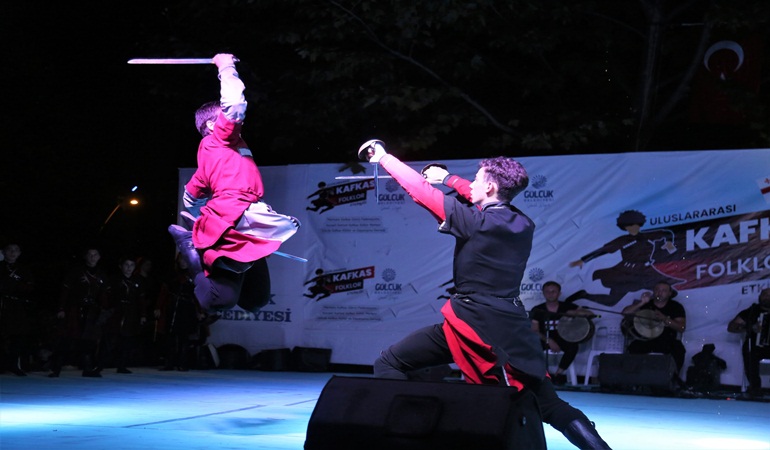 Kafkas halk oyunları Gölcük'te resital sunacak