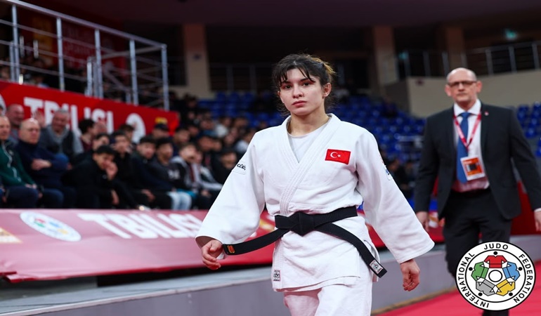 Kağıtspor’un milli gururu Tuğçe Beder Gürcistan’daki turnuvada tarih yazdı!