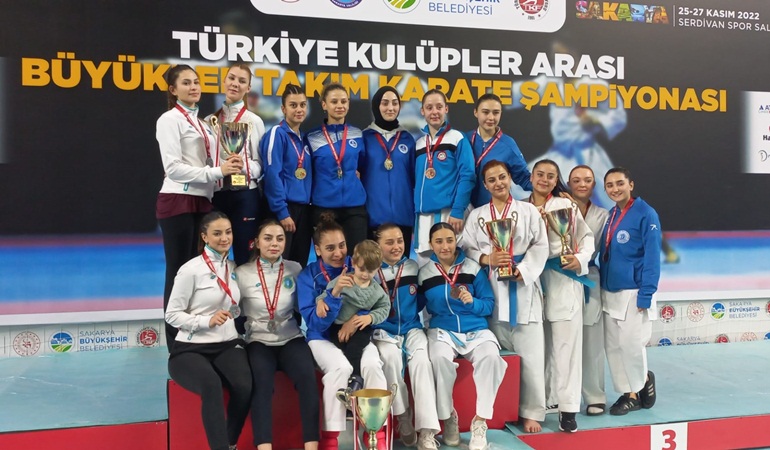 Kağıtspor’un şampiyon karatecileri Türk karate tarihine geçti