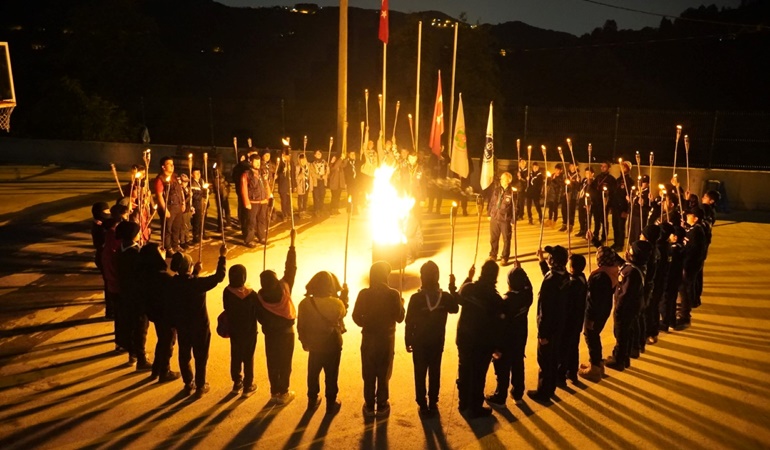 Kağıtsporlu izciler kamp ateşi yaktı, fener alayı düzenledi