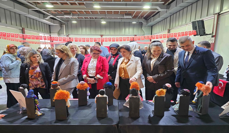 Kahraman Türk Kadınları sergisi Gölcük’te görücüye çıktı