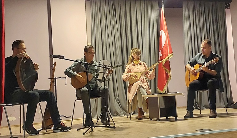 Kandıra’da şiir, şarkı ve türkü gecesi