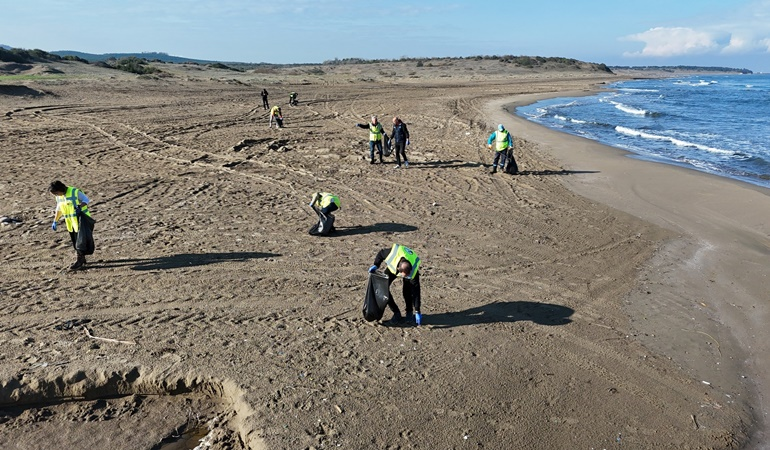 Kandıra sahillerinde çöp topladılar