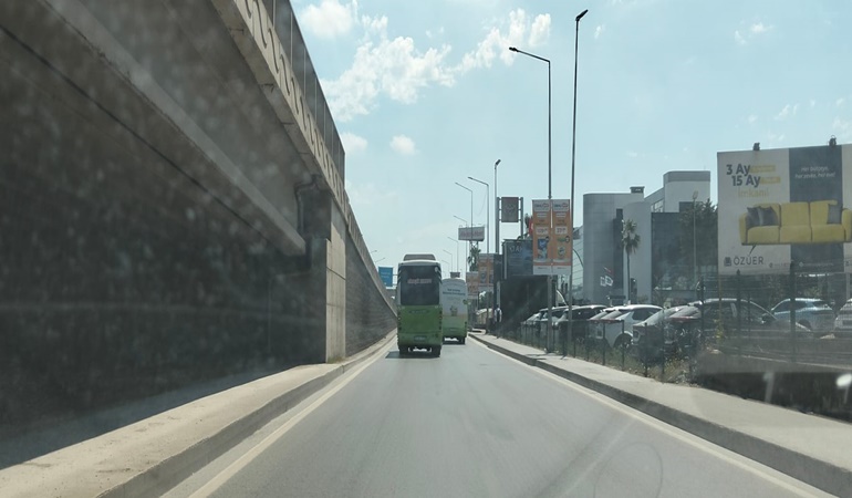 Kandıra Sapağı’nda o yol tehlike saçıyor