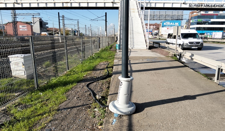 Kandıra Sapağı’ndaki tehlike! Elektrik kablosu açıktan geçiyor