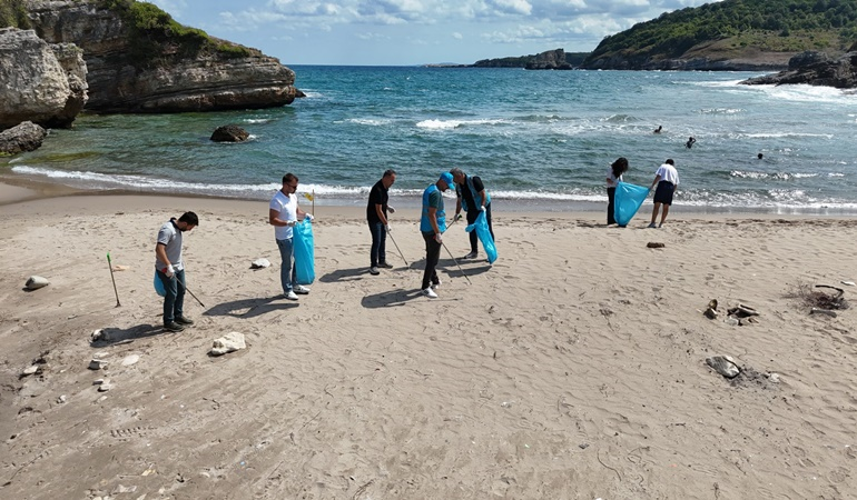 Kandıra Uzunkum sahilinde kıyı temizliği