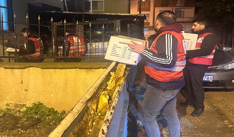 Kapı kapı gezerek dar gelirli vatandaşlara gıdalarını ulaştırdılar