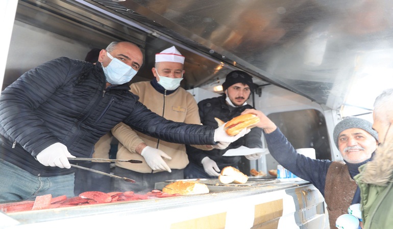 Kar keyfi yapanlara sucuk-ekmek ikramı