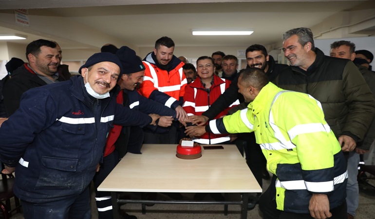 Kar mesaisinde Hürriyet'e işçilerden sürpriz pasta