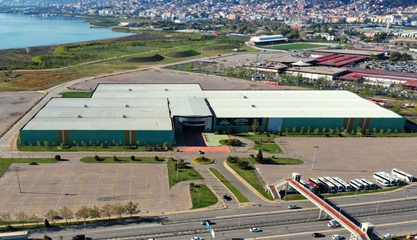 Kar Uluslararası Fuar Merkezi’nin çatısını çökertti