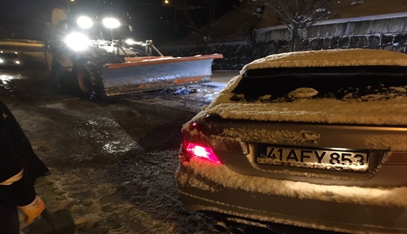 Kara saplanan aracı İzmit Belediyesi kurtardı