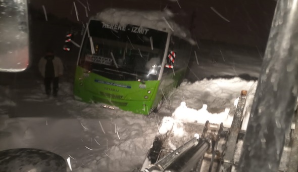 Kara saplanan otobüsü İzmit Belediyesi kurtardı