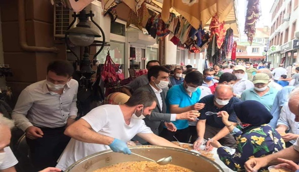 Karamürsel'de sosyal mesafesiz aşure dağıtımı tepki çekti