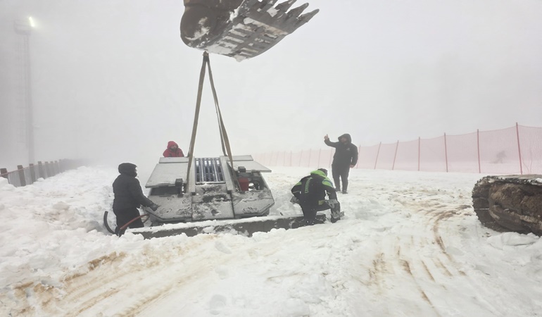 Karla kaplı dağda yürüyen bant!