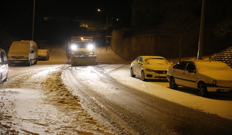 Karla mücadele ekipleri canla başla çalışıyor