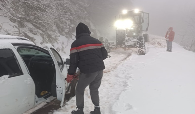 Karlı dağda mahsur kaldılar