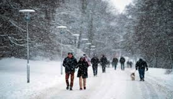 Karlı havada yürürken düşme tehlikesine dikkat!