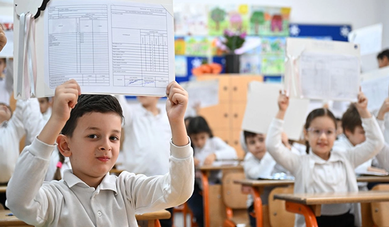 Karnelerden Atatürk ve Türk bayrağını kaldırdılar