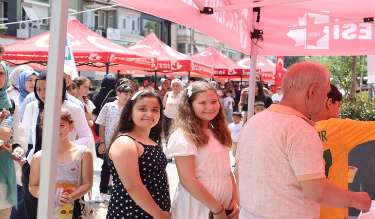 Karneni getir, biletini götür etkinliğinde uzun kuyruklar 
