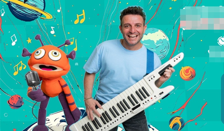 Karnesini alan çocuklar Karneval’a davetli