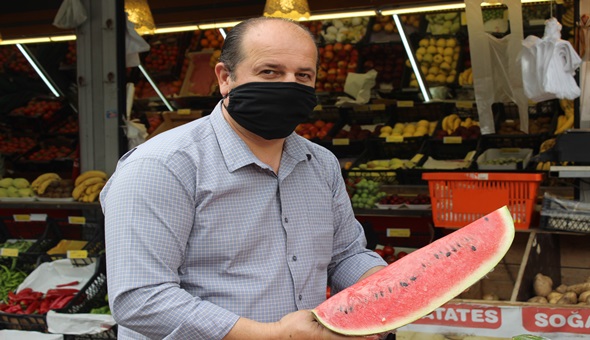 Karpuzları dilim dilim satıyor!