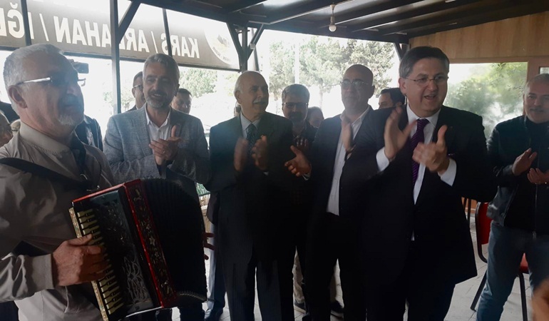 Karslılar Yıldızlı’yı akordeon ile karşıladı