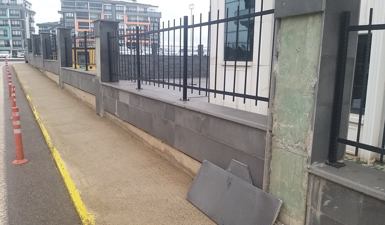 Kartepe Belediye binası dökülüyor!