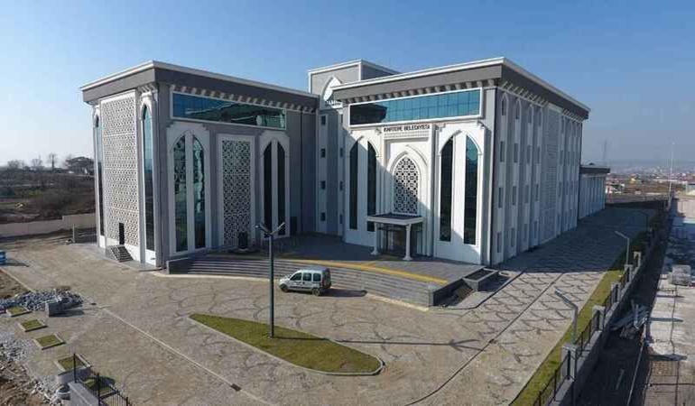 Kartepe Belediye binasının camları toz içinde!