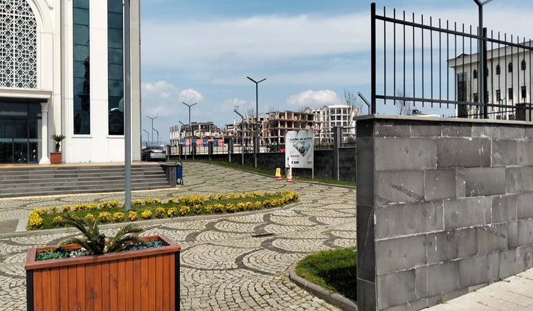 Kartepe’de araç şarj istasyonunda bariyer engeli