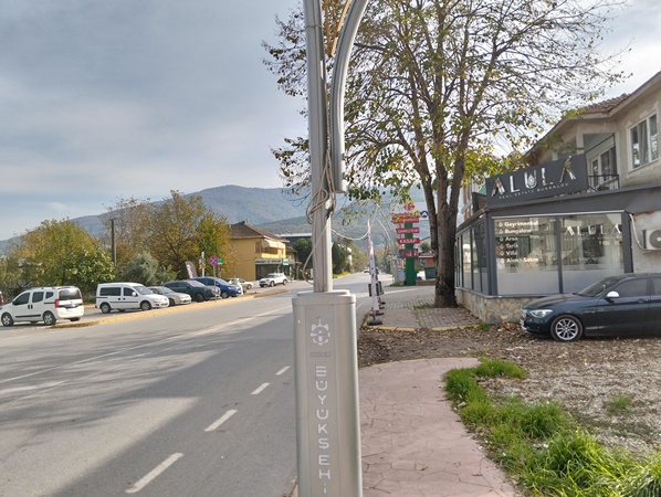 Kartepe’de aydınlatma direkleri tehlike saçıyor