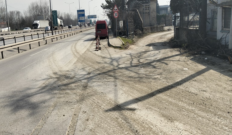 Kartepe’de D-100 güney yan yol toz toprak içinde