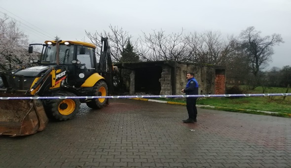 Kartepe'de iki metruk bina yıkıldı