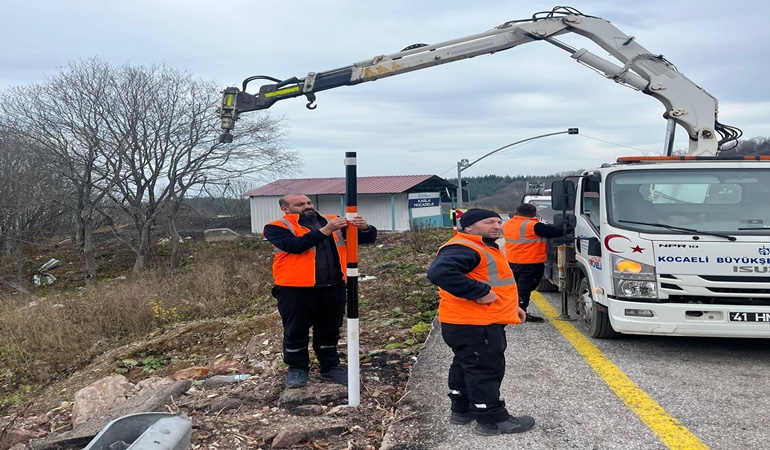 Kartepe’de karlı tepeye çıkan yola el atıldı