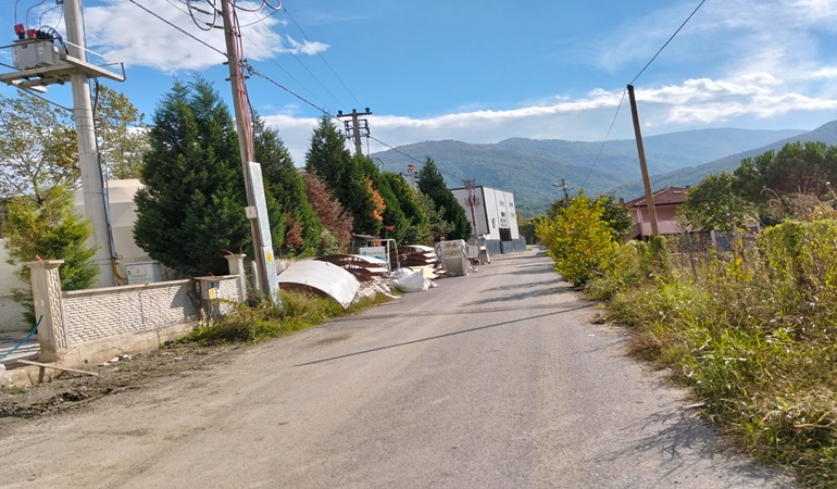 Kartepe’de malzeme deposu gibi yol!