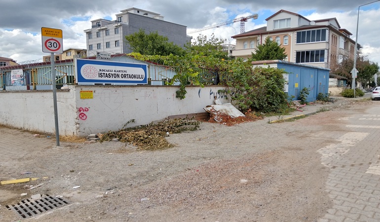 Kartepe’de o okulun etrafındaki tepki çeken görüntü!