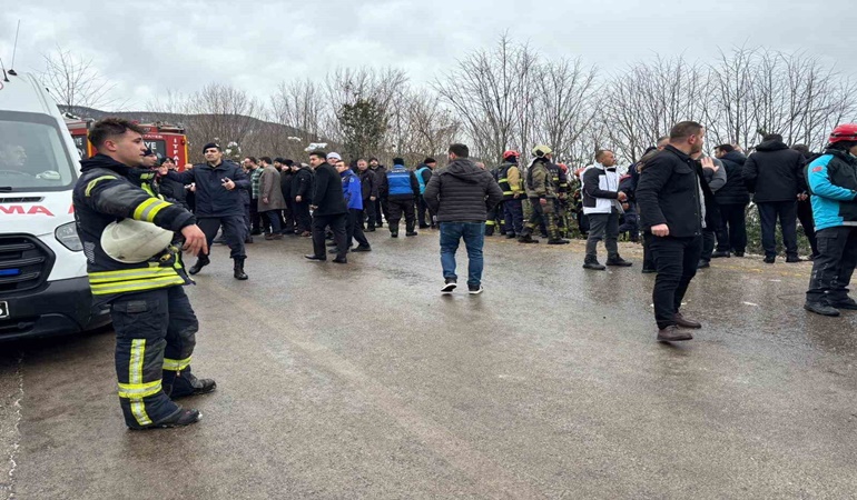 Kartepe’de otobüs karla kaplı uçuruma yuvarlandı