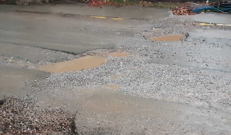 Kartepe’de yağmur yağdı, İSU’nun geçtiği yol delik deşik oldu!