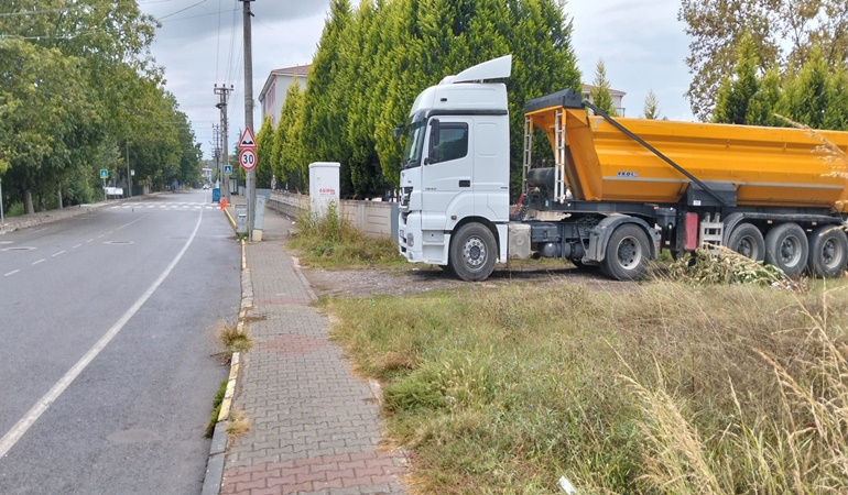 Kartepe’de yer alan okulun çevresindeki tehlike